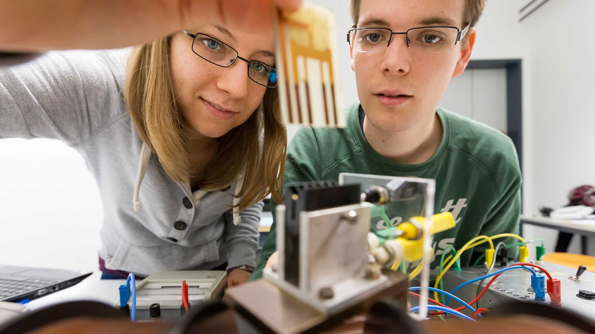 Zwei Studenten betrachten ein wissenschaftliches Experiment