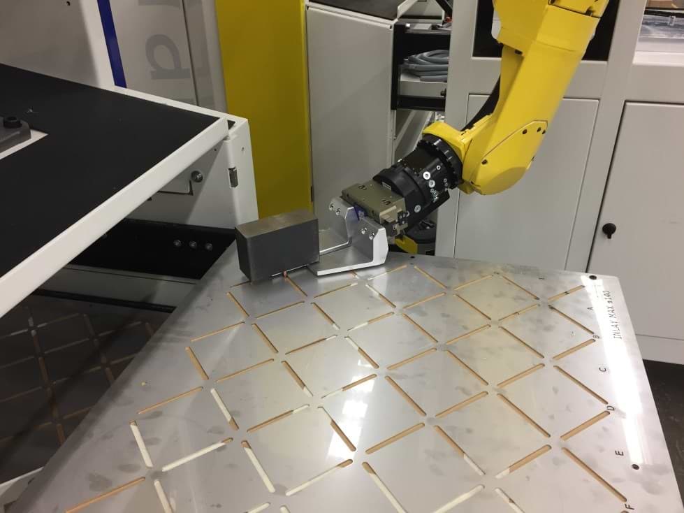 universal usable tray with workpiece and a gripper