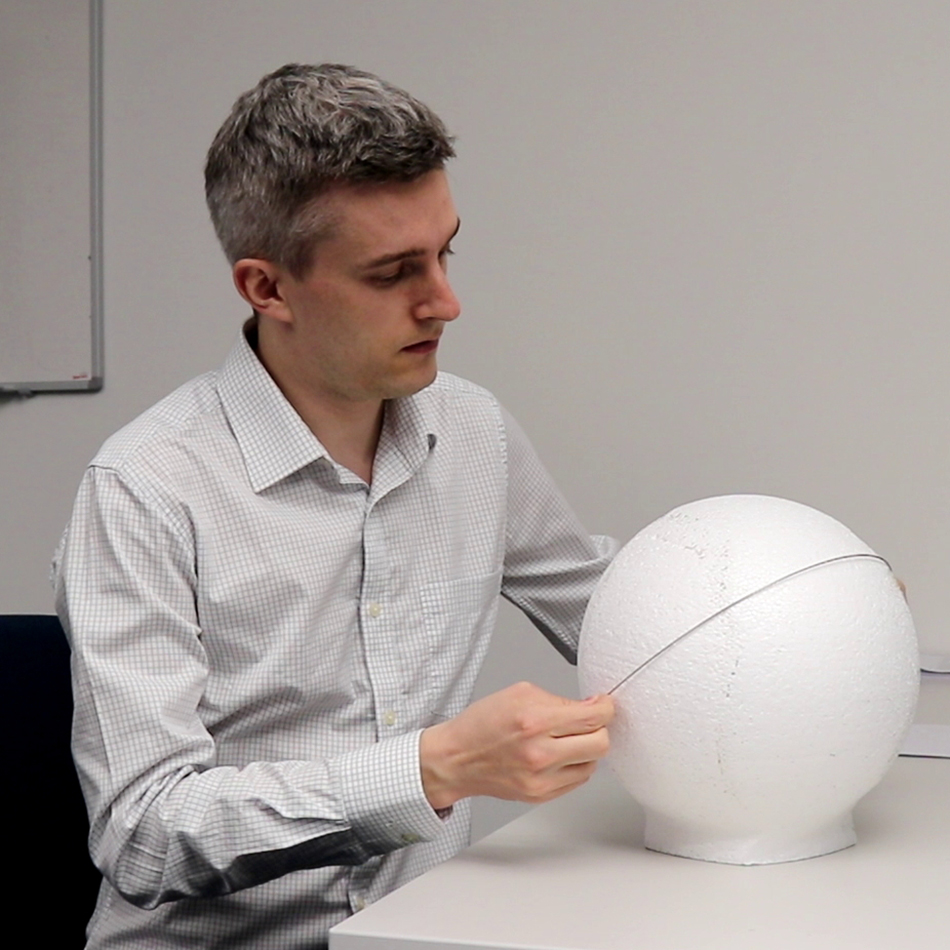Simon Dünser mit Styroporball und biegsamem Draht