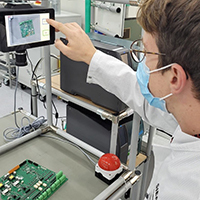 Person prüft Computerbild