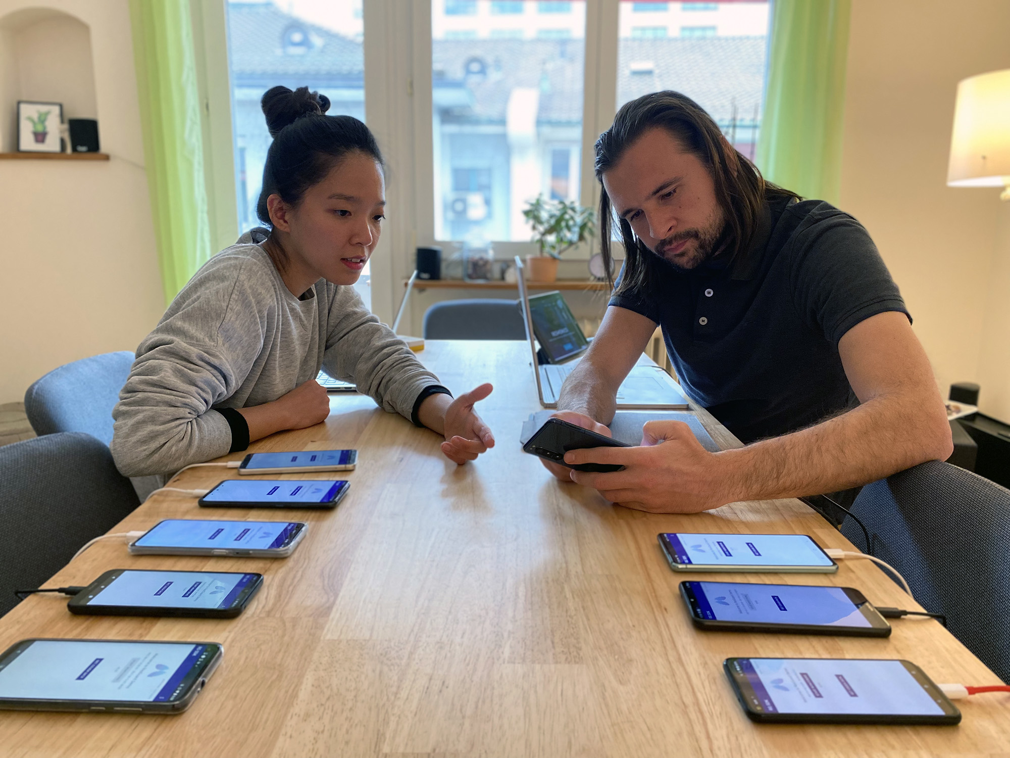 zwei Personen testen die App auf verschiedenen Smartphones