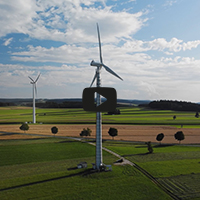 Zwei Windturbinen auf Feldern