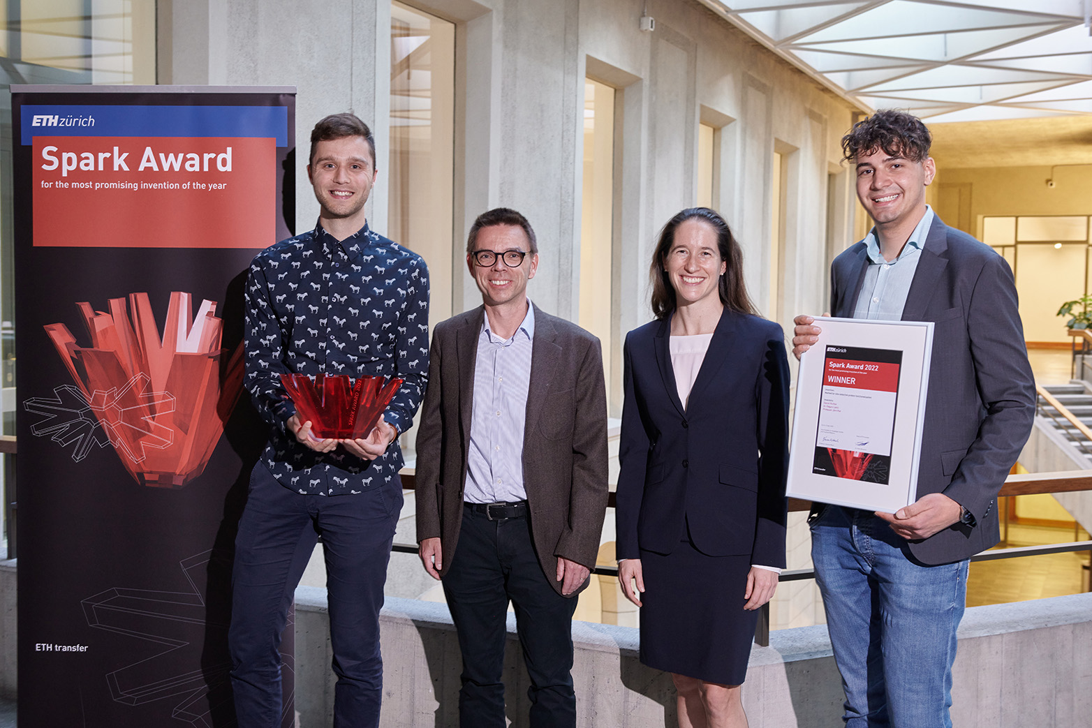 Gruppenbild mit den Gewinnern und Vanessa Wood, Vizepräsidenting für Wissenstransfer und Wirtschaftsbeziehungen