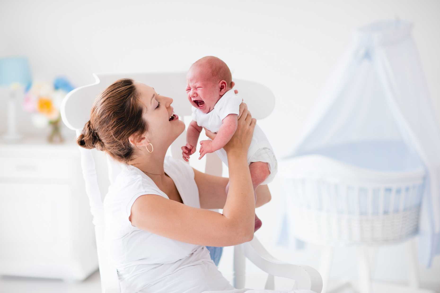 Mutter hält weinendes Baby