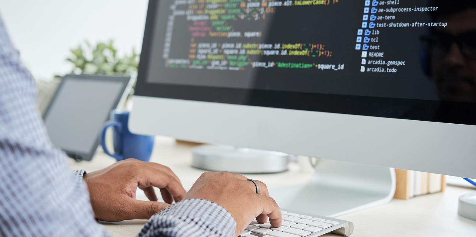 Person arbeitet am Computer