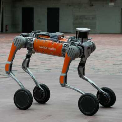 Roboter mit vier Füssen und Rädern dran