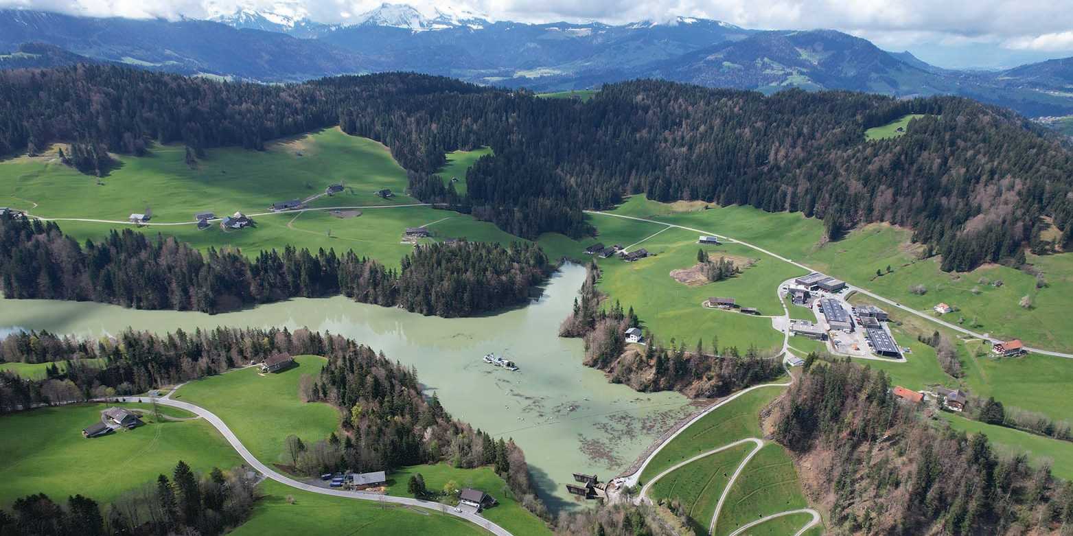 Landschaft mit Stausee