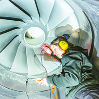 Frau bringt Sensor an Turbine an