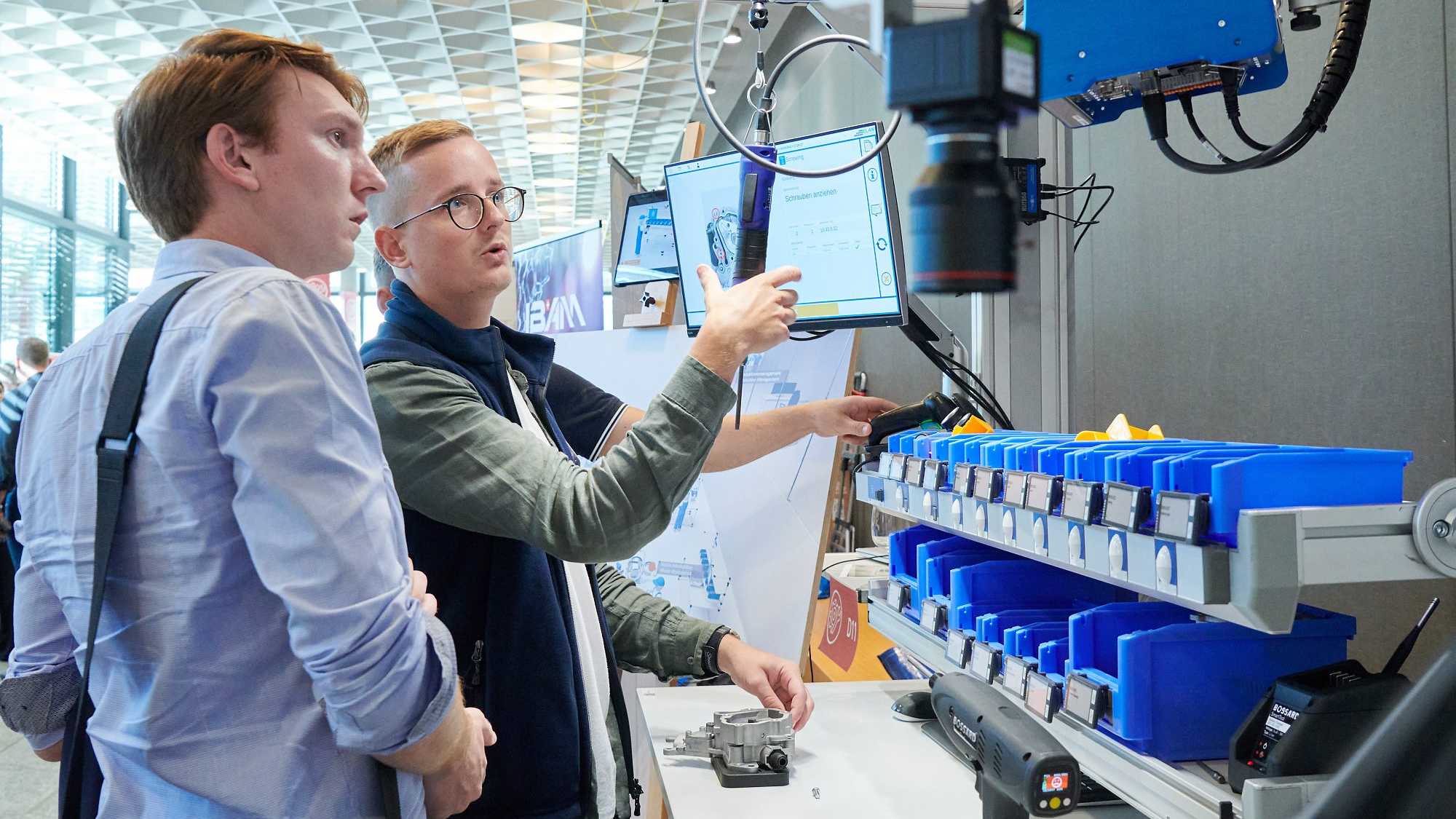 Discussion between industry representatives at a machine