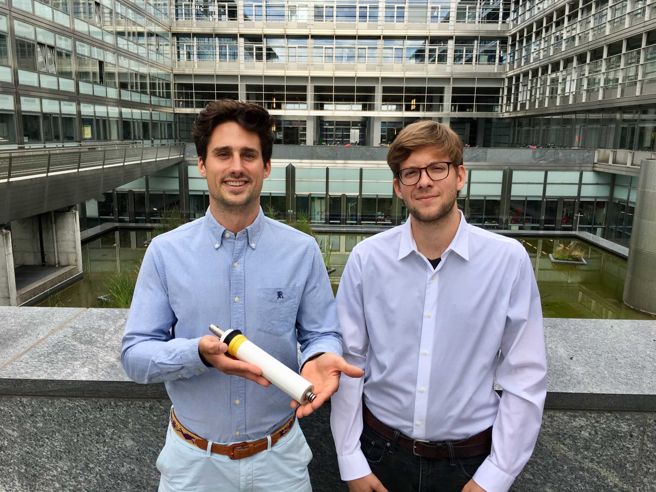 Samuel Hess und Elia Schneider mit Membran-Prototyp