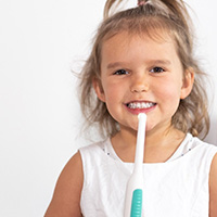 child with a Zaamigo device in her hand